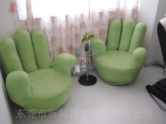 學校<a href='http://m.gdlangyu.cn' target='1' style='font-size:14px; font-weight:bold; color:#0080ff;'>心理咨詢室</a>布置
