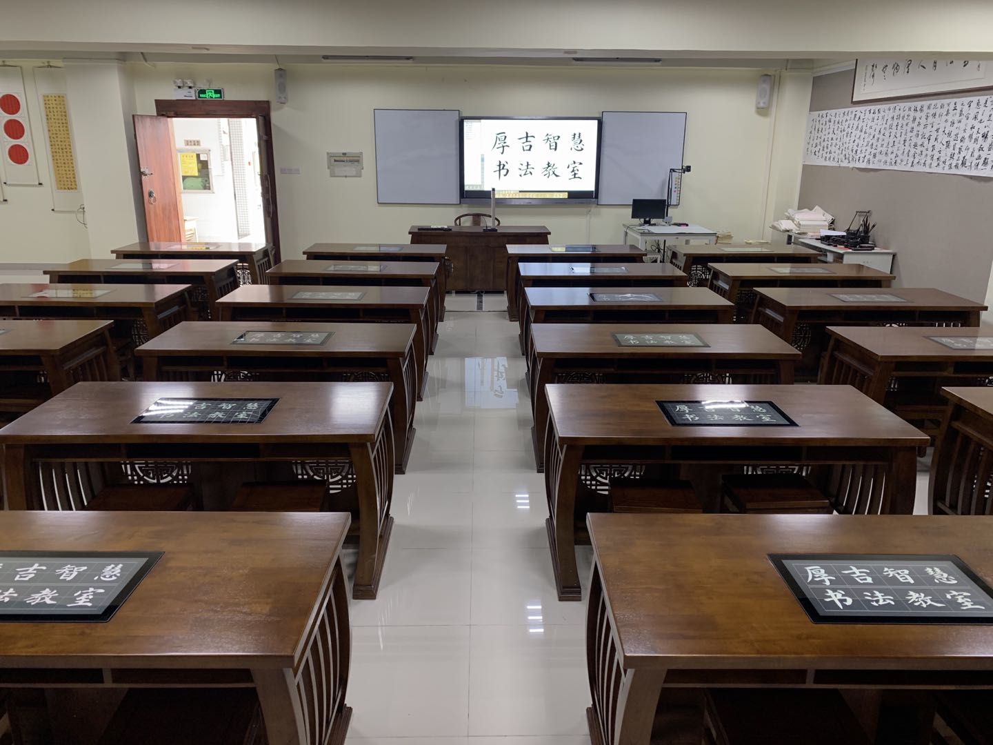 智慧<a href='http://m.gdlangyu.cn/chanpin/57-1.html' target='1' style='font-size:18px; font-weight:bold; color:#000000;'>書法室</a>